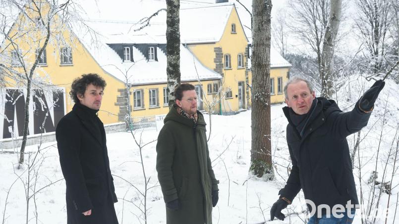 KZ-Gedenkstättenchef Jörg Skriebeleit diskutiert mit seinen Mitarbeitern Julius Scharnetzky und Johannes Lauer (von rechts) neue Nutzungskonzepte für den früheren Steinbruch des Konzentrationslagers Flossenbürg. Für das Verwaltungsgebäude im Hintergrund haben sie schon konkrete Ideen. Bild: Gabi Schönberger