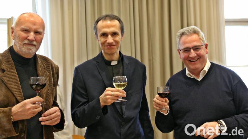 Mit einem Glas tschechischen Weins stießen Pfarrer Marek Badida (Bildmitte) und Pfarrer Hannes Lorenz (rechts) auf künftige Begegnungen der beiden Pfarrgemeinden an, hier zusammen mit dem Historiker und Dolmetscher Ludek Thomayer (links). Bild: bph