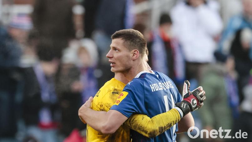 Patrick Erras (rechts) feiert mit Kiels Torwart Timon Weiner Anfang Dezember den Sieg gegen den SV Wehen Wiesbaden. Die Kieler gehen ab Freitag als Spitzenreiter in die Rückrunde der 2. Bundesliga. Bild: Frank Molter/dpa