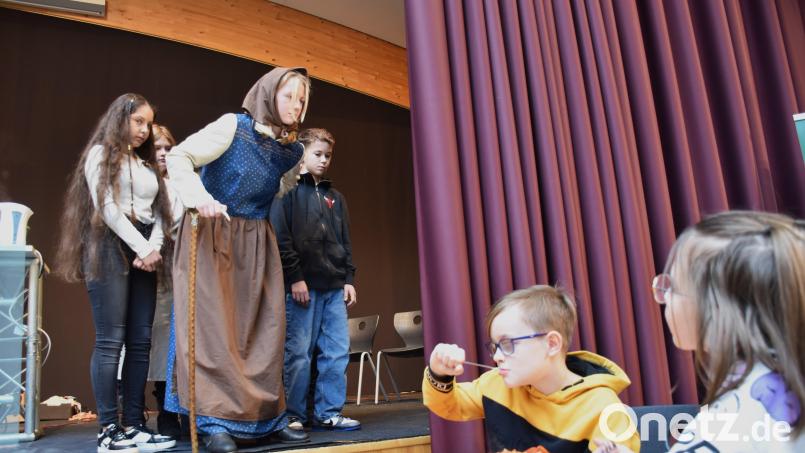 Beim interaktiven Theaterstück zum Thema gesunde Ernährung in der Mittelschule Waldsassen erlebten die Grundschulkinder Jakob und Nora die zweite Hälfe der Vorstellung während des Essens wie bei einem &quot;Krimi-Dinner&quot;. Bild: ubb