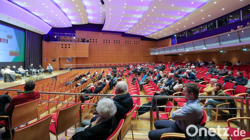 Rund 150 Zuhörer kamen zur Podiumsdiskussion zur Erklärung der Ziele der Bauernproteste im ACC. Bild: Wolfgang Steinbacher