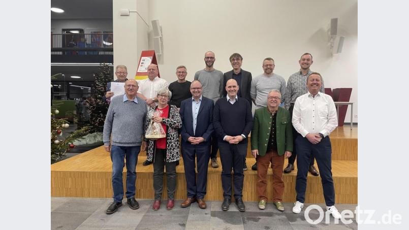 An der Spitze des Fördervereins der EDV-Schulen Wiesau stehen Vorsitzender Holger Höcht und Zweiter Vorsitzender Christian Blank (vorne, Dritter und Vierter von links). Bild: Förderverein EDV Schulen Wiesau/exb