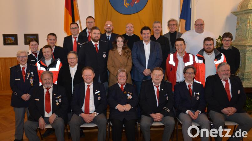 Die meisten der Geehrten der BRK-Bereitschaft im großen Rathaussaal leisten seit Jahrzehnten Ehrenamtsdienst für andere Menschen. Nun wird ihnen öffentlich für ihren unermüdlichen Einsatz gedankt. Bild: dob
