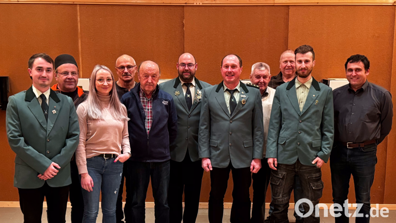 Der neue Vorstand, von links: Andreas Schmied, Herbert Lankl, Luisa Hecht, Bernd Lübbe, Johann Braunschläger, Martin Zandt, Peter Riedl, Helmut Weiß, Klaus Wittmann, Gabriel Bäuml, Roland Hermann. Bild: Schützenverein Tell Bärnau/exb