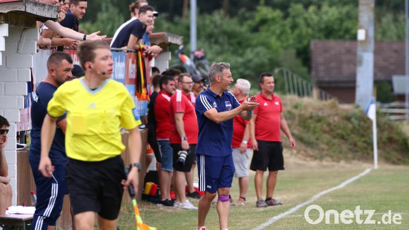 Michael Kaufmann (Mitte) beendet nach dem Ende der aktuellen Saison seine Trainer-Tätigkeit beim Fußball-Bezirksligisten FC Vorbach. Archivbild: Dieter Jäschke