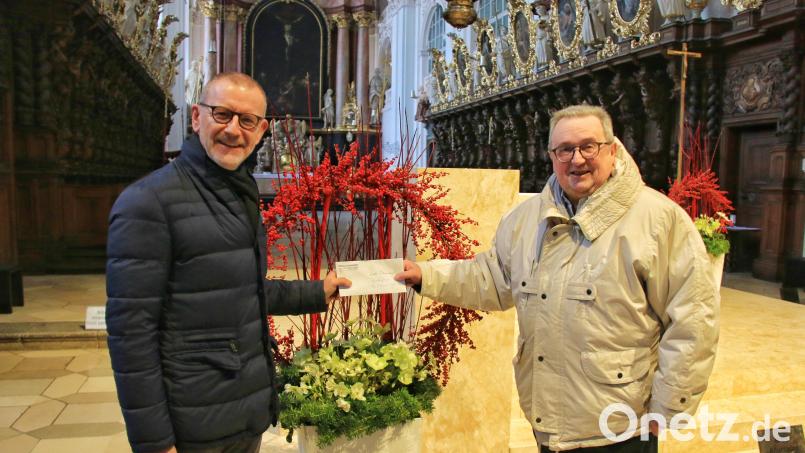 Eine Spende in Höhe von 700 Euro übergab MGV-Vorsitzender Klaus Rösch (rechts) an Stadtpfarrer Dr. Thomas Vogl. Bild: Ferdinand Sperber/exb