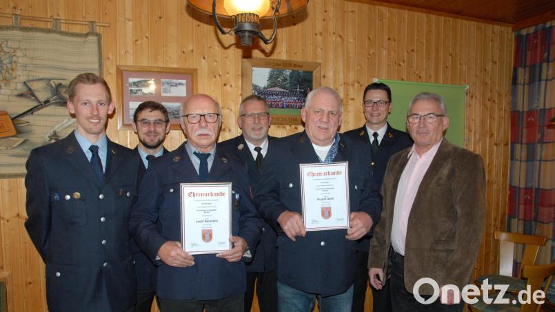 Die Feuerwehr Emhof ehrt langjährige Mitglieder (von links): Vorsitzender Stefan Dirmeier, Kommandant Peter Werner, Josef Reinstein, Kreisbrandmeister Jürgen Ehrnsberger, Rudi Deml, Kreisbrandinspektor Armin Daubenmerkl und Zweiter Bürgermeister Martin Bauer. Bild: pop