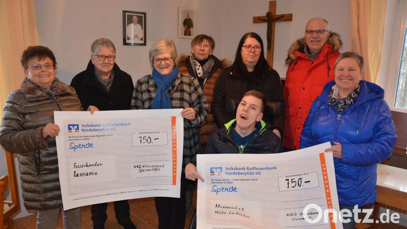 Spenden über insgesamt 1500 Euro stellte die KAB Steinmühle zur Verfügung. Im Bild die Scheckübergabe mit (von links) KAB-Ortsvorsitzender Helga Haberkorn, Renate Ziegler, Dr. Annemarie Schraml (Aktion Feuerkinder), Theresia Hecht, Alexandra Fischer mit Sohn Daniel, Norbert Häckl und Sabine Meier, Zweite Vorsitzende des Vereins „Happynest“. Bild: jr