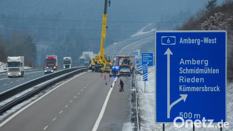 Nach einem Lkw-Unfall auf der A6 bei Ebermannsdorf war ein Autokran zur Bergung im Einsatz. Bild: Stephan Huber
