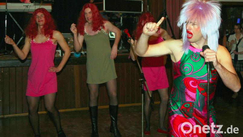 Bei der Premiere des Schwarz-Rot-Gold-Balls 2017 sorgte &quot;Tina Turner&quot; mit den feschen &quot;Ikettes&quot; für Wirbel. Archivbild: war