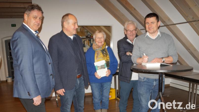 Markus Alexander Meinke signiert bei der Präsentation im CeBB sein Buch. Bild: wel