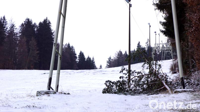 Abgebrochene Äste haben das Schleppseil des Tannenbergliftes beschädigt. Der Tüv erteilte eine Betriebsdauer nur noch für die Saison 2023/24. Zwei abgebrochene Baumspitzen einer Föhre und einer Lärche dürften nunmehr die Lebensdauer des Seils vorab besiegelt haben. Bild: bkr