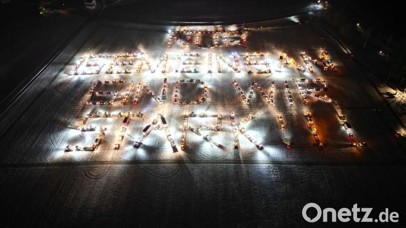 &quot;Nur gemeinsam sind wir stark&quot; demonstrierten die Landwirte mit einer choreografischen Meisterleistung auf ein acht Hektar großes Areal bei Zeßmannsrieth. Bild: Daniel Holfelder/exb