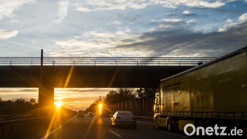 Unfallursache: Helle Sonne. Am Samstag sorgte das Wetter auf der A93 für eine Unfallreihe. Bild: Ole Spata