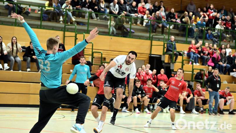 Aleksa Mikovic (weißes Trikot) vom HC Sulzbach sorgte in dieser Szene mit seinem Tor zum 38:36 wenige Sekunden vor dem Ende für die Vorentscheidung. Torhüter Simon Gürtler (links) vom HV Oberviechtach hatte keine Chance. Bild: Hubert Ziegler