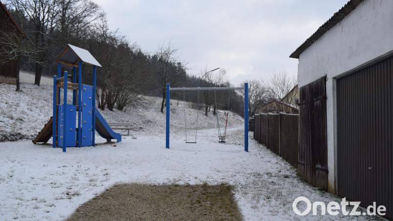 Um den Kinderspielplatz in Atzenhof ist zwischen der Gemeinde und einem Anlieger eine Auseinandersetzung ausgebrochen, die im schlimmsten Fall vor Gericht enden könnte. Bild: bnr