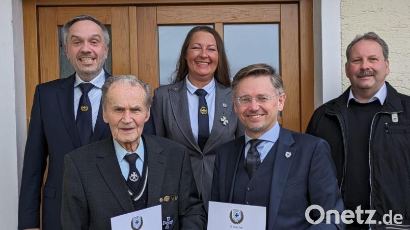 Für 75-jährige Mitgliedschaft wurde Alois Praller (vorne links) geehrt, für 10-jährige Treue zur Soldatenkameradschaft Fuhrmannsreuth Tobias Reiß (vorne rechts). Mit im Bild (hinten von links) Kreisvorsitzender Thomas Semba, Vorsitzende Andrea Hofmann und Bürgermeister Bernhard Schindler. Bild: KSK Fuhrmannsreuth/exb