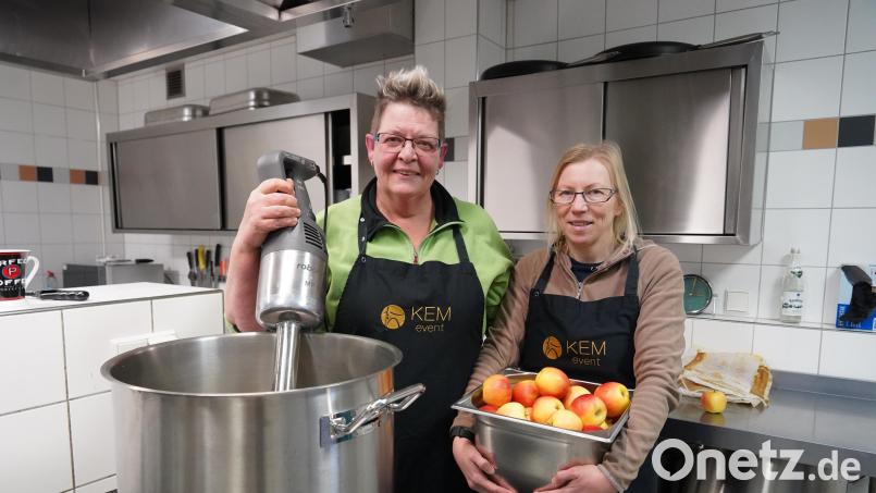 Sie kochen an fünf Tagen die Woche für 250 Kinder und Jugendliche: Kerstin Fütterer und Heike Grätz (von links). Bild: kaz