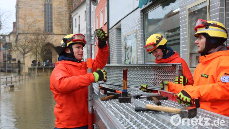 Nicolas Gebhard hilft ehrenamtlich beim THW Amberg. Wegen des Hochwassers musste der 21-Jährige auch an Weihnachten ausrücken. Bild: Marina Grasser/THW Amberg