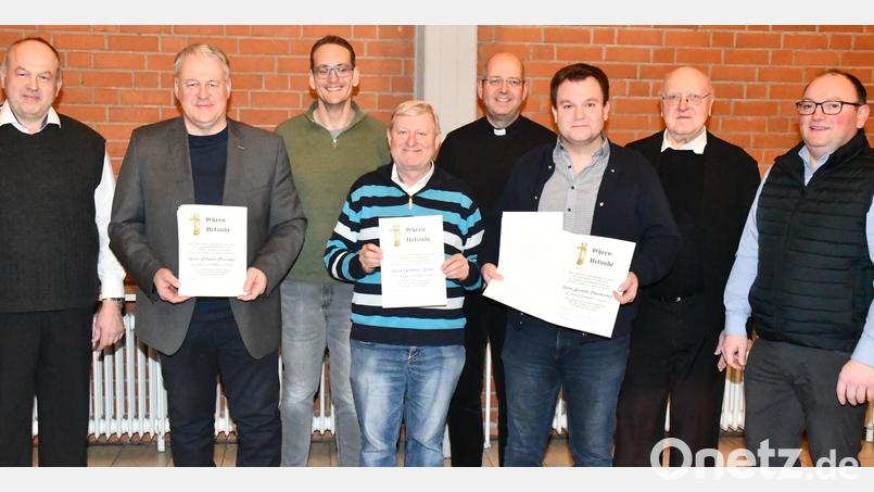 Wilhelm Birner (Vierter von links) ist seit 50 Jahren Mesner in Raigering. Auf dem Bild sind zudem (von links) Vorsitzender Rudolf Gehr, Landrat Richard Reisinger, Zweiter Vorsitzender Christian Pechtl, Pfarrer Andreas Weiß, Konrad Resnikschek, Pfarrer Konrad Kummer und Robert Feigl zu sehen. Bild: sche