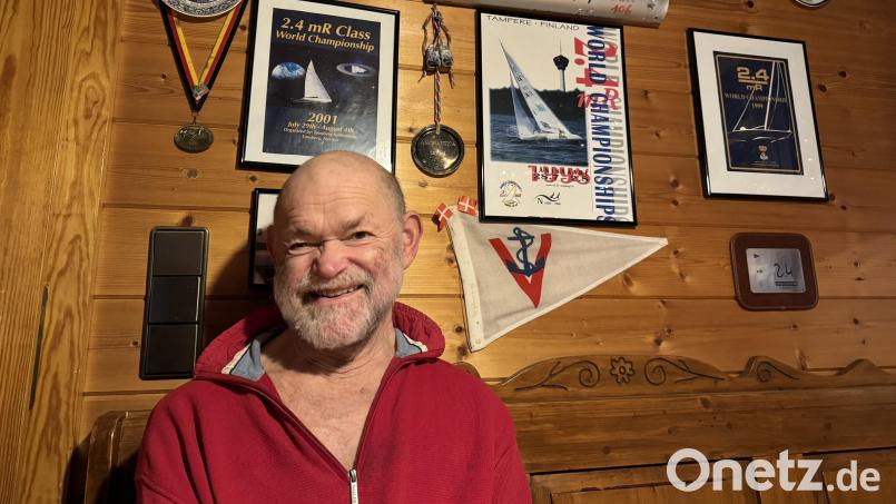 Jürgen Eck in seiner gemütlichen Einliegerwohnung. An der Wand hängen Urkunden aus seinen Tagen als Segelsportler. Bild: Matthias Bäumler/fph