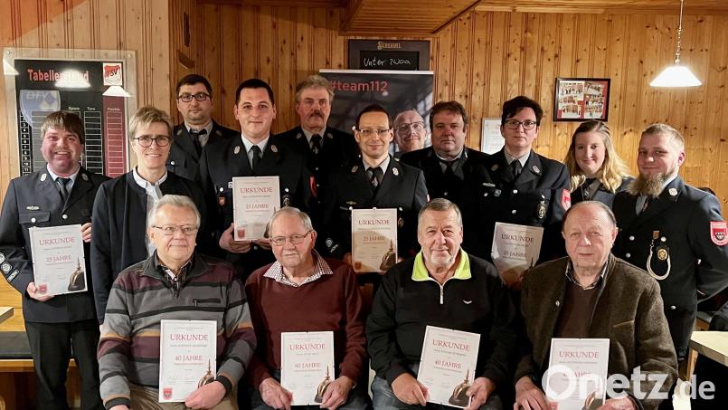 Ehrungen gab es bei der Feuerwehr Krummennaab. Sitzend von links: Hartmut Andretzky, Hugo Reul, Eduard Küsperth, Gottfried Wenning. Stehend von links: Andreas Heinz, Bürgermeisterin Marion Höcht, Markus Gallersdörfer, Christoph Sieder, Herbert Schmidt, Alexander Schneider, Vorsitzender Matthias Reul, Zweite Vorsitzende Stefanie Sieder, Zweite Kommandantin Katrin Gruber und Kommandant Patrick Schneider. Bild: Feuerwehr Krummennaab/exb