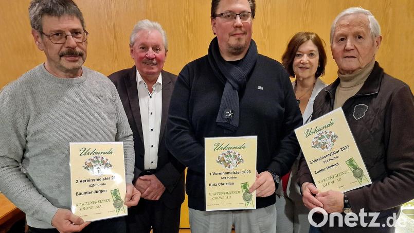 Bei der Jahreshauptversammlung der Kartenfreunde „Grüne Au“ ehren die Vorsitzenden die Vereinsmeister. Vorne von links: Jürgen Bäumler, Christian Kutz und Helmut Zupfer, dahinter 2. Vorsitzender Hans Forster und 1. Vorsitzende Sabine Herrmann. Bild: R. Kreuzer