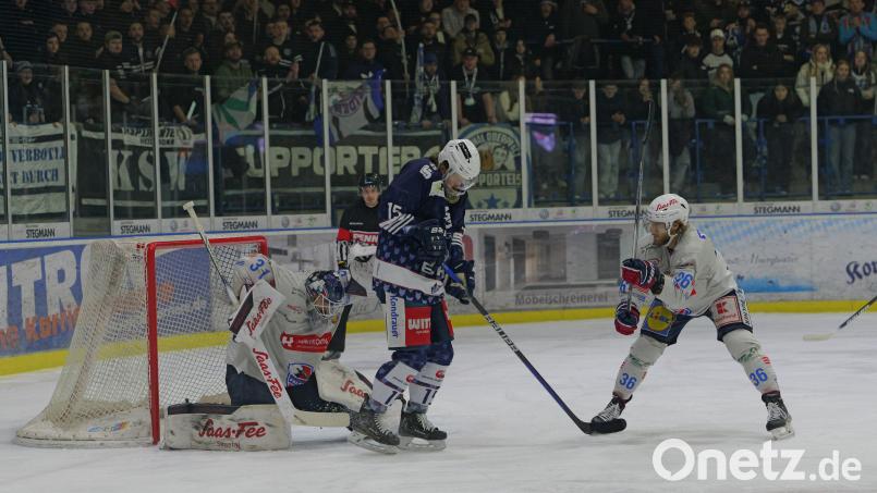 Die Blue Devils kassierten am Sonntag gegen die Heilbronner Falken die erste Heimniederlage in dieser Saison. Hier lauert Fabian Voit vor dem Kasten des Heilbronner Keepers Patrick Berger. Bild: Elke Englmaier