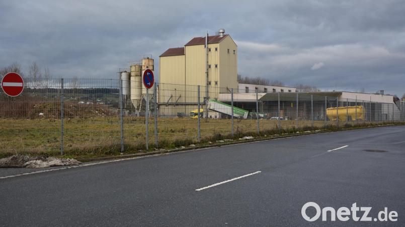 Auf einem Grundstück an der Ludwig-Erhard-Straße im Gewerbegebiet Birkigt in Mitterteich sollen 24 E-Ladestationen entstehen. Bild: jr