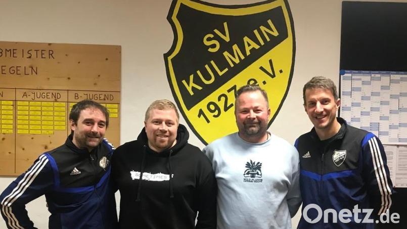 Fußball-Kreisligist SV Kulmain hat seine Trainer-Baustelle geschlossen. SV-Vorsitzender Wolfgang Groß (links) und Abteilungsleiter Florian Greger (rechts) präsentierten Interimstrainer Alexander Schäffler (Zweiter von links) und den neuen Coach ab der kommenden Saison Oliver Drechsler. Bild: ak
