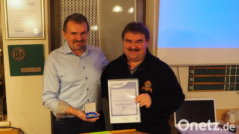 Hans Wiesnet (links) ist als Vorsitzender des FC Vorbach ein Vorbild in Sachen Ehrenamt. Albert Kellner (rechts) vom Bayerischen Fußballverband zeichnet ihn mit der Ehrenmedaille aus. Bild: wmi