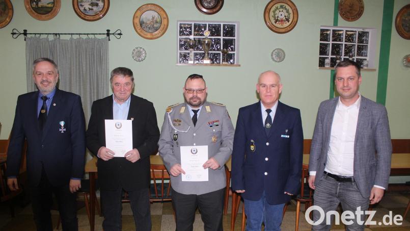 Ehrungen bei der Krieger- und Soldatenkameradschaft Ebnath: Kreisvorsitzender Thomas Semba (links) sowie Bürgermeister Wolfgang Söllner und KSK-Vorsitzender Manfred Riedl (von rechts) dankten Willi Anzer (Zweiter von links) und Manuel Würstl (Mitte) für ihre langjährige Mitgliedschaft bei der KSK. Bild: soj/exb