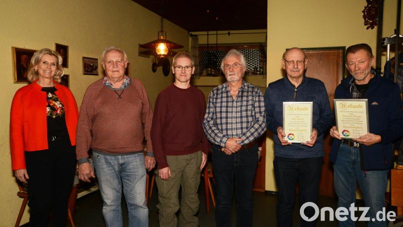 Pleysteins Zweite Bürgermeisterin Andrea Lang ist erleichtert, dass sich mit Alois Hubmann, Martin Grötsch und Helmut Luckardt (von links) wieder ein Führungstrio für den Fotoclub Pleystein gefunden hat. Heiner Flieger und Max Striegl (von rechts) wurden zu Ehrenmitgliedern ernannt. Bild: bey