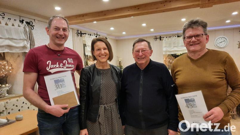 Ehrungen gab es bei der Firma Malzer Landtechnik. Auf dem Bild (von links) Josef Hecht, Inhaberin Karin Riedel, Firmengründer German Malzer und Reinhard Burger. Bild: Michaela Burger/exb