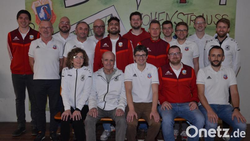Mit dem neuen dritten Vorsitzenden Michael Riedl (sitzend, Zweiter von rechts) verjüngte sich die engere Vorstandschaft. Markus Wildenauer (hintere Reihe, Zweiter von rechts) gab die sportliche Leitung ab, will aber weiterhin an anderer Stelle beim Fußballclub mitarbeiten. Vorsitzender Uli Münchmeier (sitzend, Mitte) schart eine starke Mannschaft um sich. Bild: dob