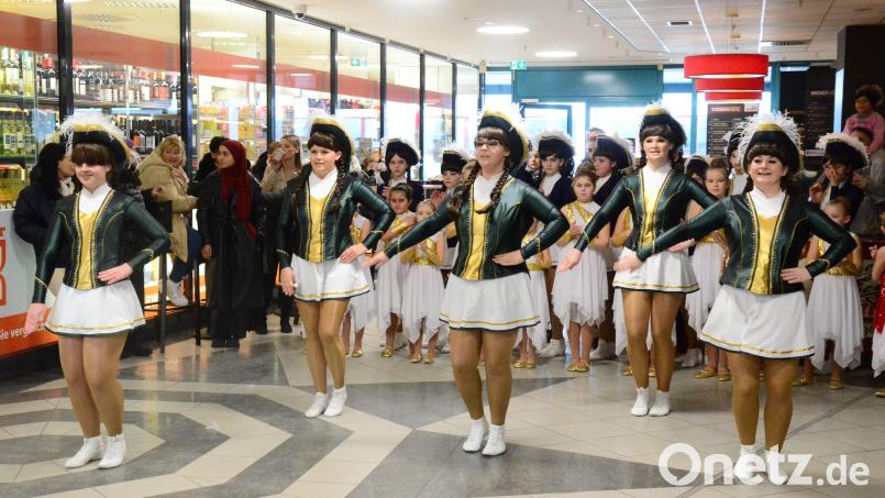 Alle haben Spaß: Die Tanzformationen der DJK-Gardetanzgruppe tritt im City-Center auf. Bild: Kunz