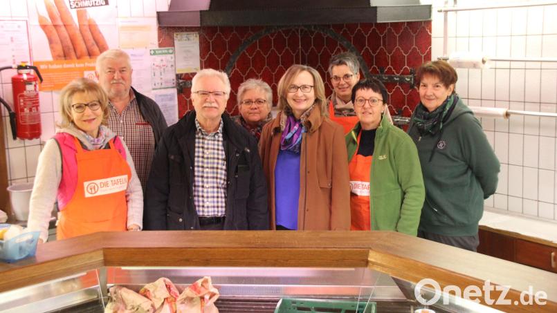 Das Team der Tafel Oberviechtach ist mit Vorsitzenden Friedrich Keller (Dritter von links) beim Einräumen der Theke, als Redakteurin Gertraud Portner (Vierte von rechts) die Nachricht über die Spende von Oberpfalz-Medien überbringt. Bild: frd