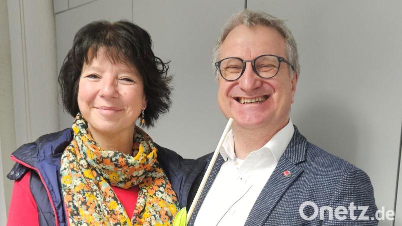 Beate Schümann feiert 40. Dienstjubiläum. Alexander Gröbner gratuliert. Bild: Eva Bößl, Verdi Bezirk Oberpfalz/exb