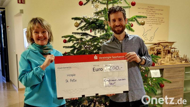Jörg Schiml übergibt an Susanne Wagner den Spendenscheck in Höhe von 500 Euro. Bild: hme