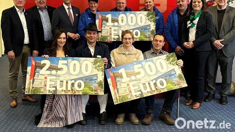 Bei der Übergabe des Jugendförderpreises der Sparkasse Amberg-Sulzbach (von links, vordere Reihe): Tanja Metschl, Benjamin Siegert, Theresa Weber und Stefan Neger; hintere Reihe: Michael Göth, Michael Cerny, Thomas Pickel, Regina Merkl, Martin Merkl, Michaela Meier, Christian Kellner, Sonja Kalb und Richard Reisinger. Bild: Kathrin Schmidt/exb