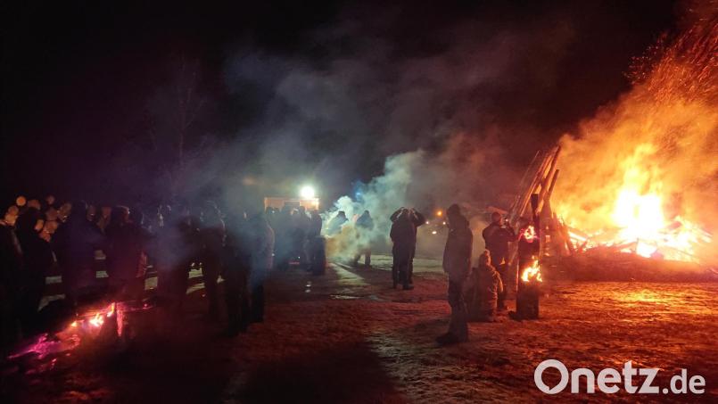 Die Landwirte entzündeten in Zinst ein Mahnfeuer. Bild: Tobias Schmid/exb