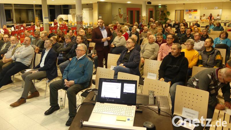 Rund 100 Besucher erhalten in der Aula der Markus-Gottwalt-Schule eine Fülle an Informationen. Bild: rn