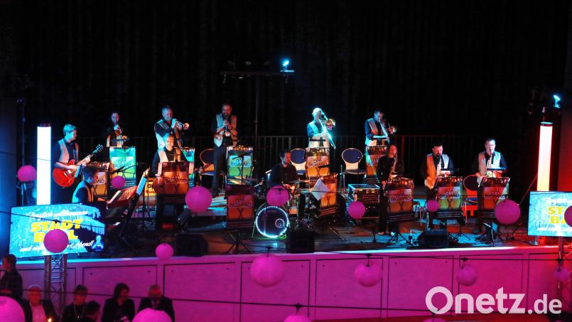 Die OM-Bigband sorgte beim Stadtball in Erbendorf für den richtigen Sound. Bild: njn