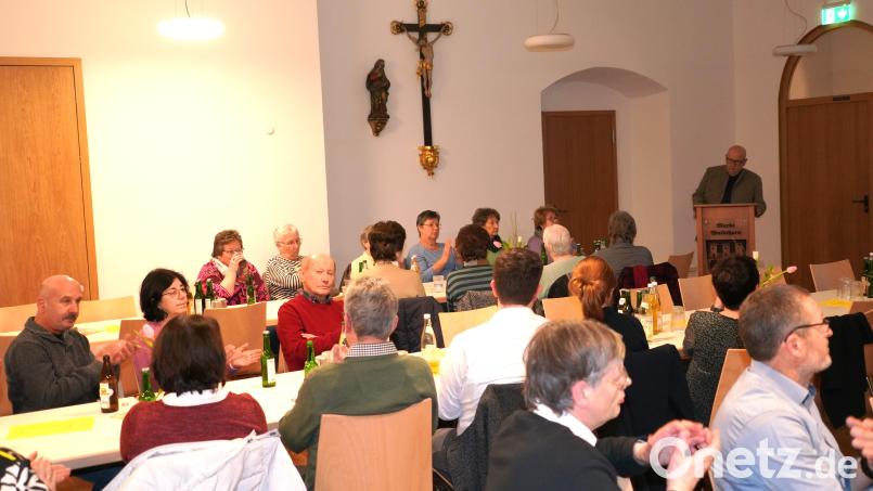 Der Waldthurner Kirchenpfleger Max Kick (am Rednerpult) referiert bei der Pfarrversammlung. Bild: fvo