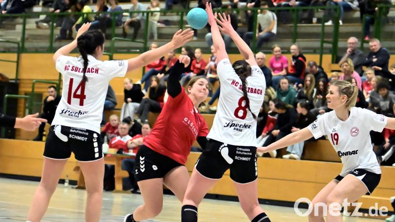 Die Defensivarbeit des HC Sulzbach war die Basis für den Heimsieg: Teresa Fröhlich (rotes Trikot) und ihre Mitspielerinnen von der HSG Nabburg/Schwarzenfeld sahen sich stets einer Sulzbacher Abwehrwand gegenüber. Bild: Hubert Ziegler