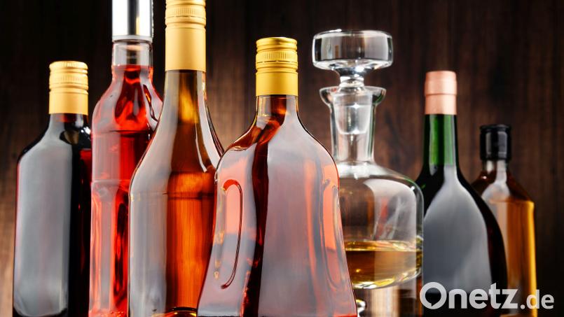 Mit Kursleiter Günter Graf können die Teilnehmer Gin, Rum, Tequila, Cognac und Whisky verkosten. Symbolbild: monticellllo – stock.adobe.com