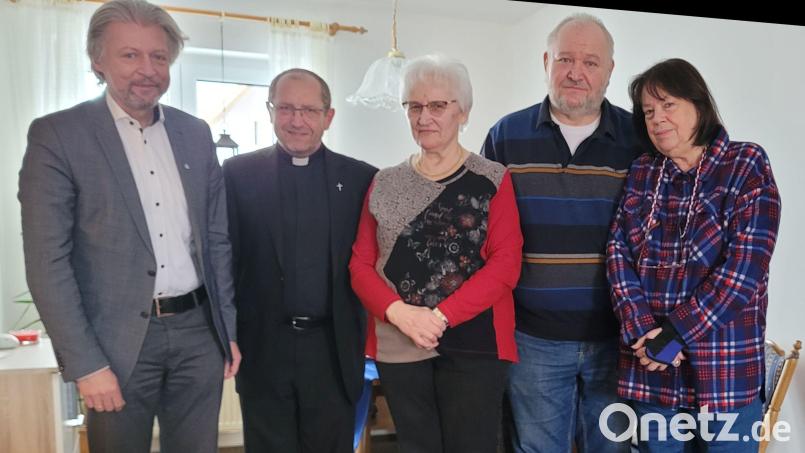 Monika Meier (Mitte) konnte die Glückwünsche von Schwägerin Veronika Meier, Bruder Reinhard Meier, Pfarrer Thomas Thiermann und Bürgermeister Lothar Müller entgegennehmen. Bild: Marktgemeinde Plößberg/exb