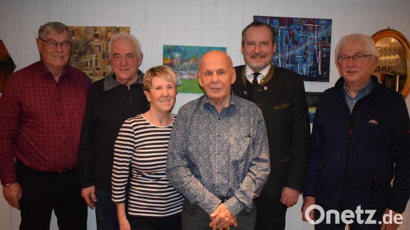 Viele Gratulanten überbringen Josef Schoirer (Mitte) die besten Glückwünsche zu seinem 80. Geburtstag. Im Bild (von links) Walter Wolf, Vorsitzender des Obst- und Gartenbauvereins, Kolping-Vorsitzender Kurt Koppmann, Irmgard Schoirer, Bürgermeister Frank Zeitler und Erwin Koppmann, Vorsitzender des Bierclubs. Bild: bnr