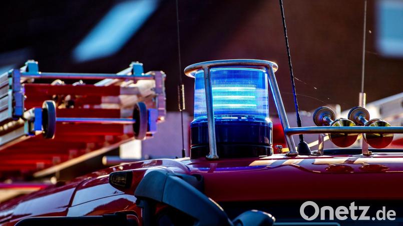 Auf dem Dach eines Einsatzfahrzeugs der Feuerwehr leuchtet ein Blaulicht. Bild: David Inderlied/dpa/Symbolbild