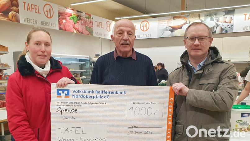 Pfarrgemeinderatssprecherin Maria Gleißner und Pfarrgemeinderat Josef Simon übergeben an Tafelchef Josef Gebhardt (Mitte) einen symbolischen Scheck über 1000 Euro Bild: mas